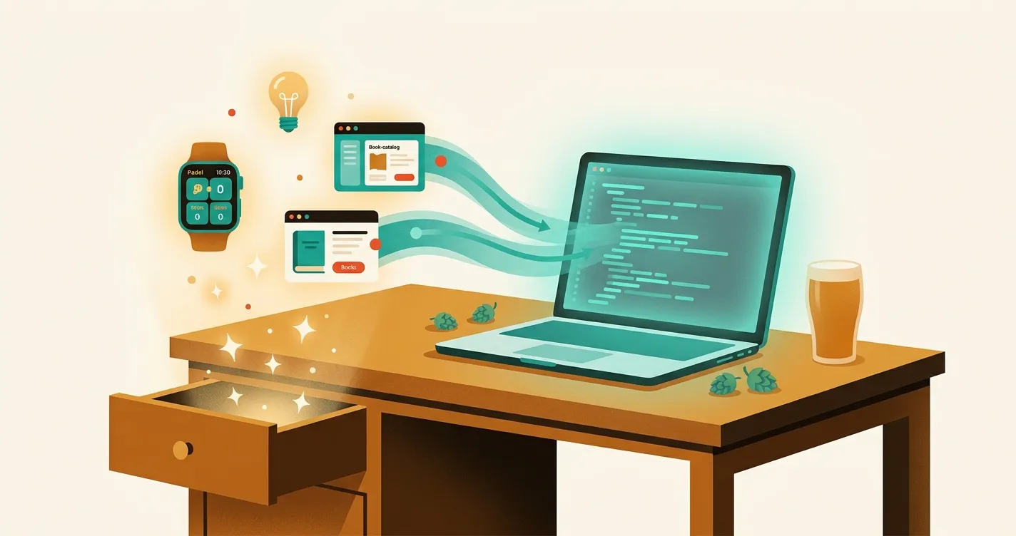 Illustrazione di una scrivania in legno: da un cassetto aperto salgono scintille, una lampadina, uno smartwatch con segnapunti da padel e due finestre di app per catalogare libri, che confluiscono in un laptop con codice turchese luminoso; sul tavolo coni di luppolo e un bicchiere di birra ambrata.